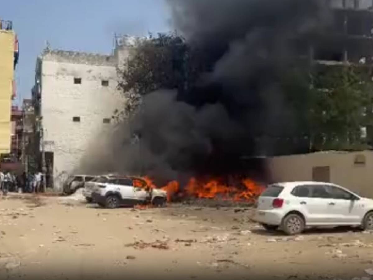 Gurugram News: कंपनी के स्क्रैप में लगी आग,  3 गाड़ियां सहीत 1 ऑटो जलकर राख  