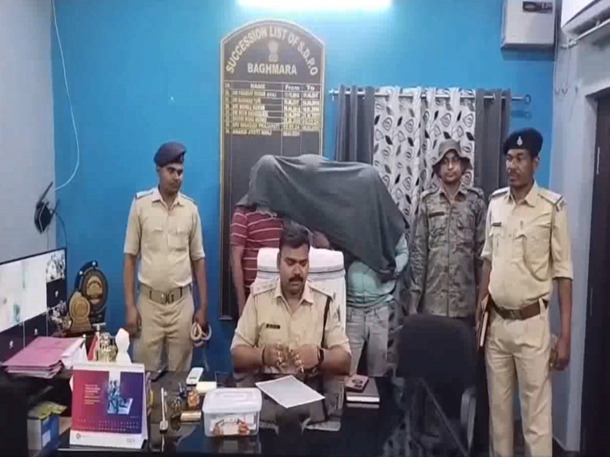 Dhanbad News: बैटरी चोर गिरोह के 3 लोग पुलिस के हत्थे चढ़े, टावर से गिरोह के सदस्य कर रहे थे चोरी