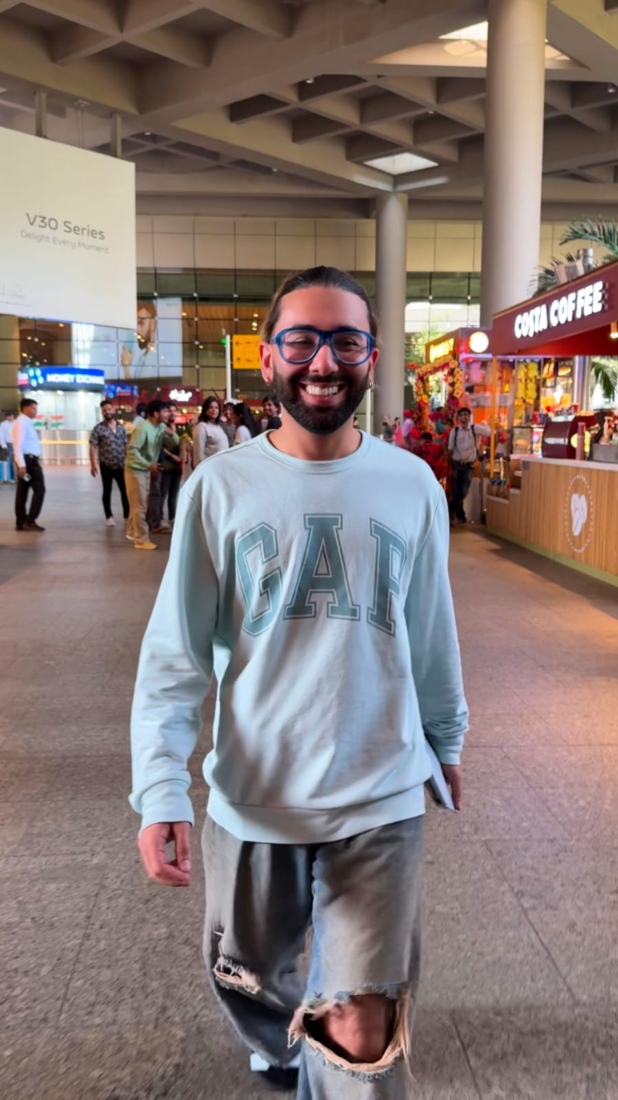 ओरी ने एयरपोर्ट पर ये क्या पहना है