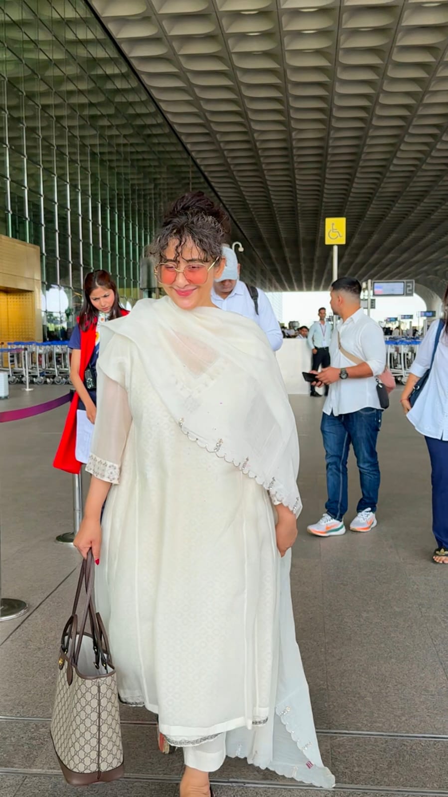 मनीषा कोइराला का हेयरस्टाइल कैसा लगा?