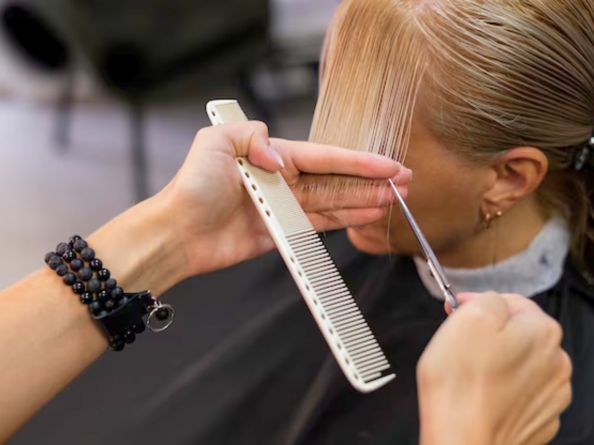 बालों को हेल्दी रखने के लिए ट्रिमिंग जरूरी, जानें कितने दिन के गैप में करवानी चाहिए बालों की कटिंग