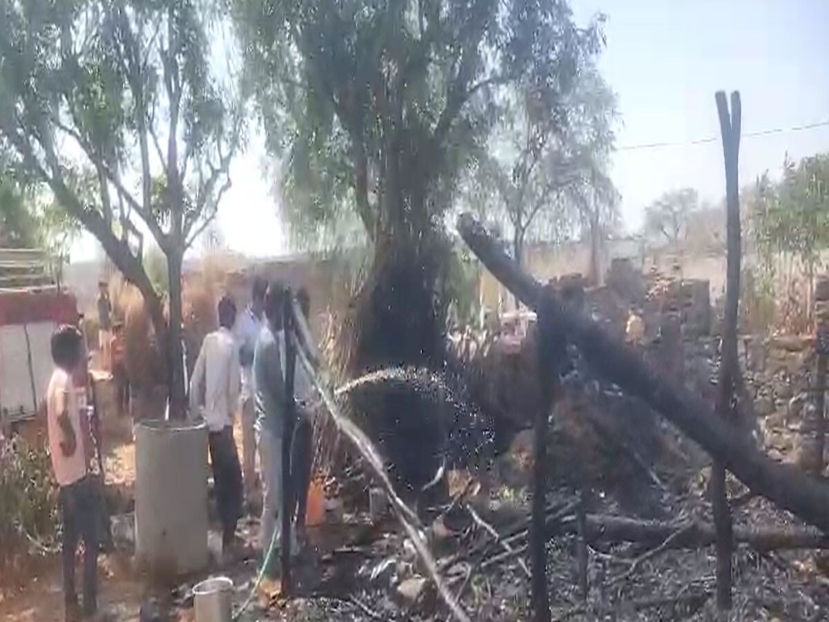 करौली के पटपड़ी गांव मे छप्परपोश मकान में लगी आग, आग में झुलसने से 3 वर्षीय मासूम की हुई मौत, एक महिला समेत तीन भैंस भी चपेट में आए 