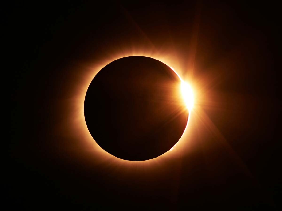 साल का पहला पूर्ण सूर्य ग्रहण, अमेरिका के कुछ हिस्सों में अंधेरा; जानिए दुनिया में कहां-कहां दिखा?