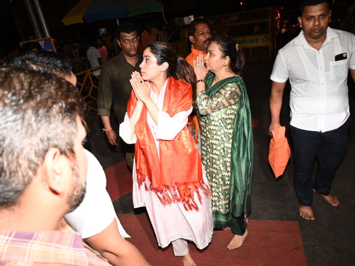 सिद्धिविनायक मंदिर पहुंची जान्हवी कपूर
