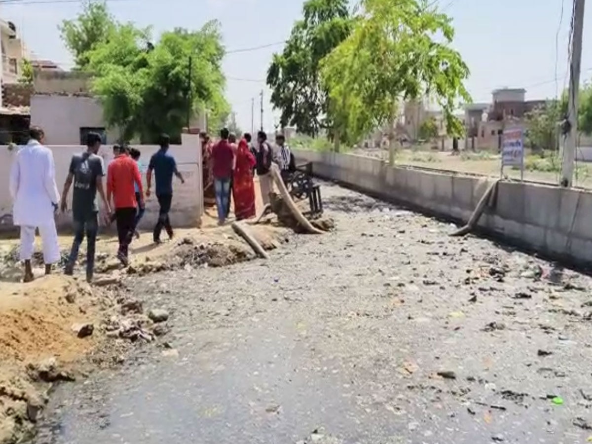 Rajasthan News: गंदे पानी के निकासी के अभाव में प्रमुख रास्ता बना नहर, लोगों को हो रही परेशानी