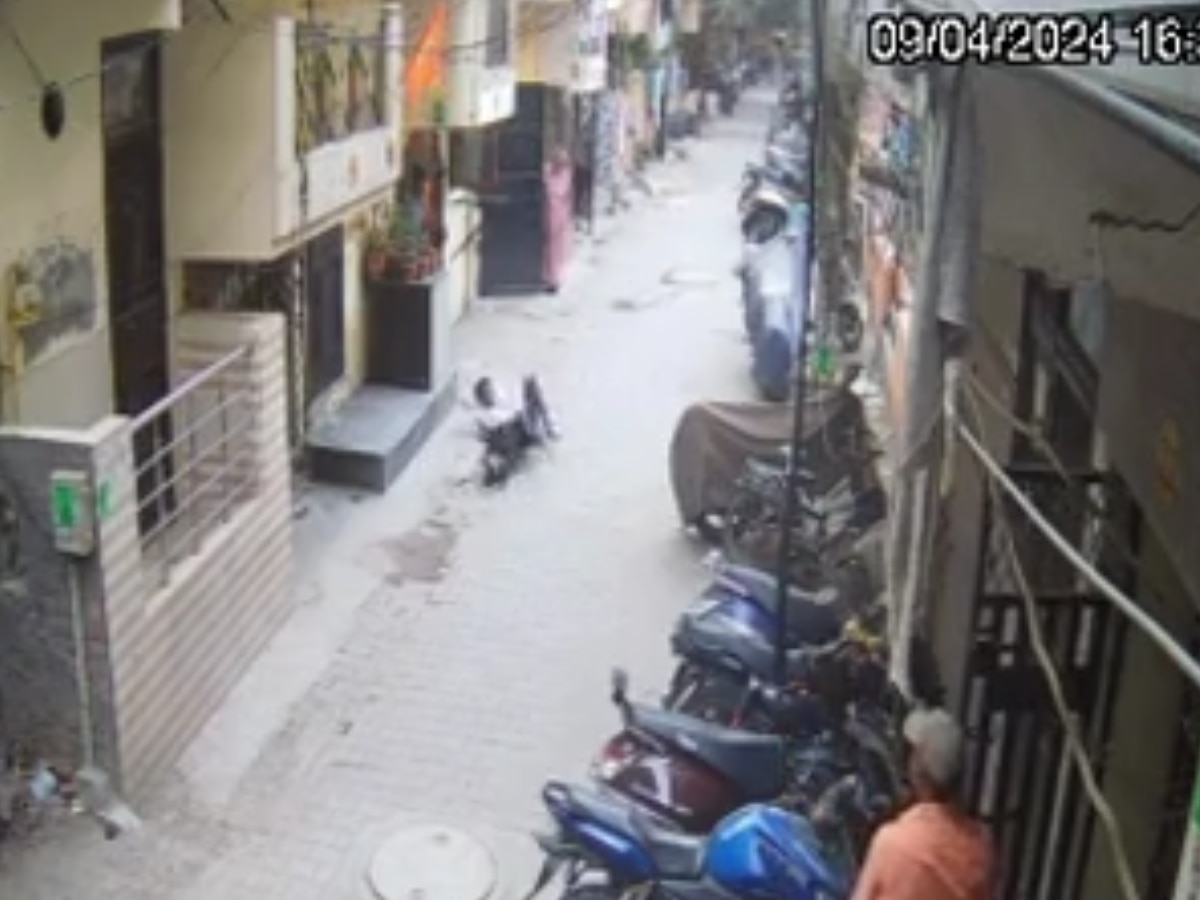 Dog Attack: गाजियाबाद में पड़ोस के कुत्ते ने मासूम पर किया हमला, बच्चे की हालत गंभीर