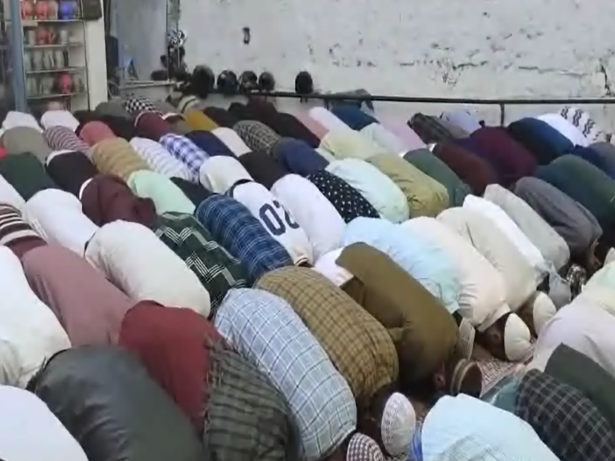 EID 2024: नाहन और सोलन की जामा मस्जिद में मुस्लिम समाज के लोगों ने अदा की ईद उल फितर की नमाज 