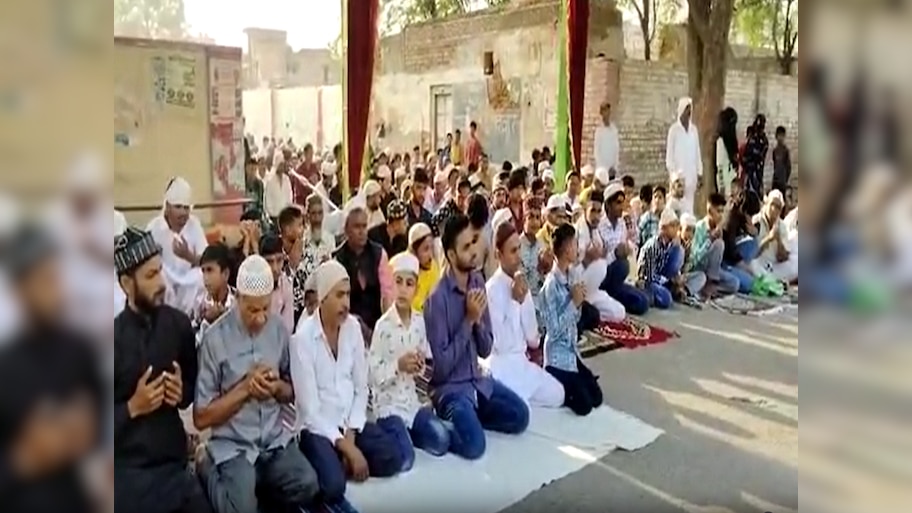 Eid ul Fitr 2024 Muslim People offered Eid prayers in the main Eidgah ...