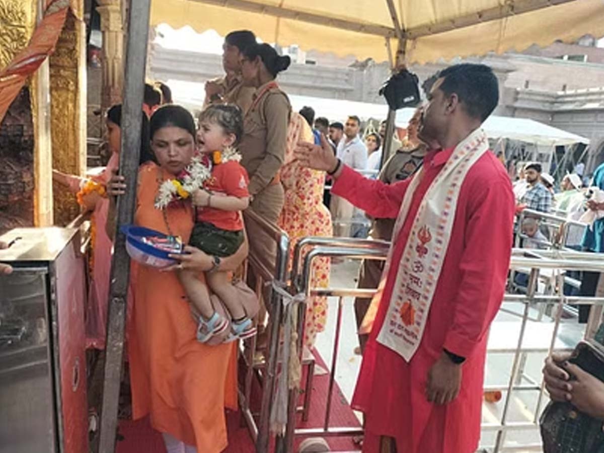 Varanasi police in priest dress in Kashi Vishwanath temple |Photos: बदन ...