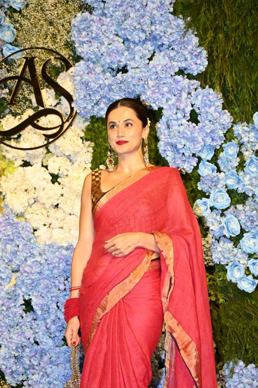 लाल साड़ी में चमकीं