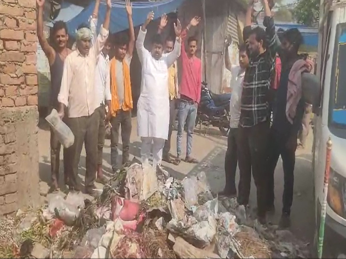Chhapra: साफ-सफाई नहीं होने से दुकानदारों ने एनजीओ के खिलाफ किया प्रदर्शन