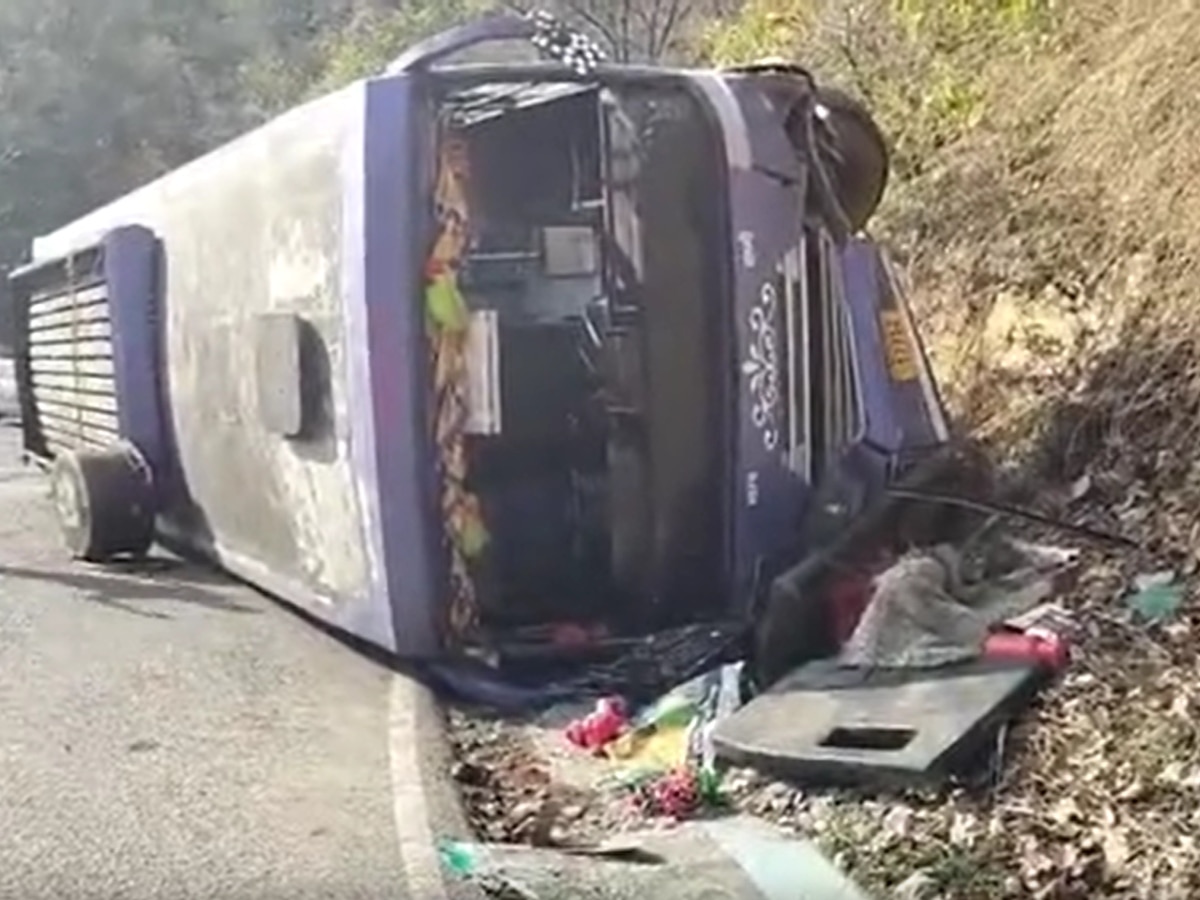 Kangra Bus Accident: कांगड़ा में श्रद्धालुओं से भरी बस पलटी, करीब 21 सवारी घायल!