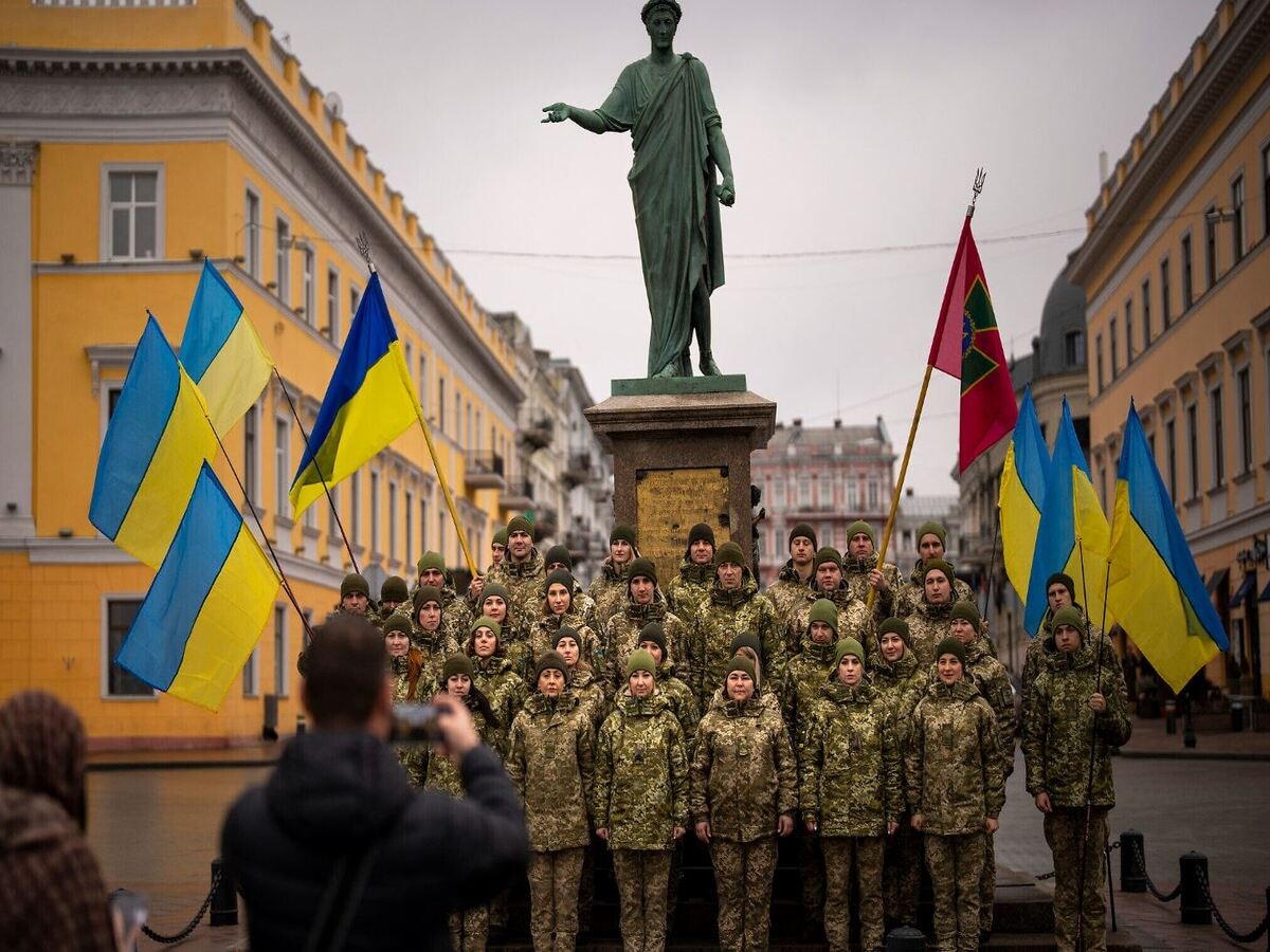 Ukraine Army: ସୈନ୍ୟ ବାହିନୀରେ ନିଯୁକ୍ତିକୁ ନେଇ ତେଜିଲା ବିବାଦ; ଜାଣନ୍ତୁ ପୁରା ଘଟଣାକ୍ରମ 