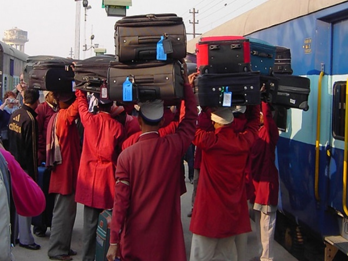 आधुनिकता के दौर ने बिगाड़ी कुलियों की स्थिति, रोजगार पर लगा ब्रेक! 