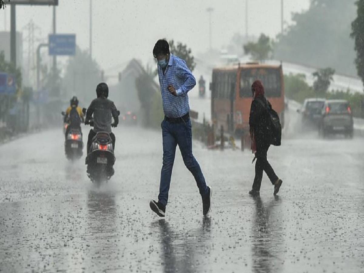 Delhi Rain: दिल्ली-NCR में बदला मौसम का मिज़ाज; IMD ने जारी किया अलर्ट