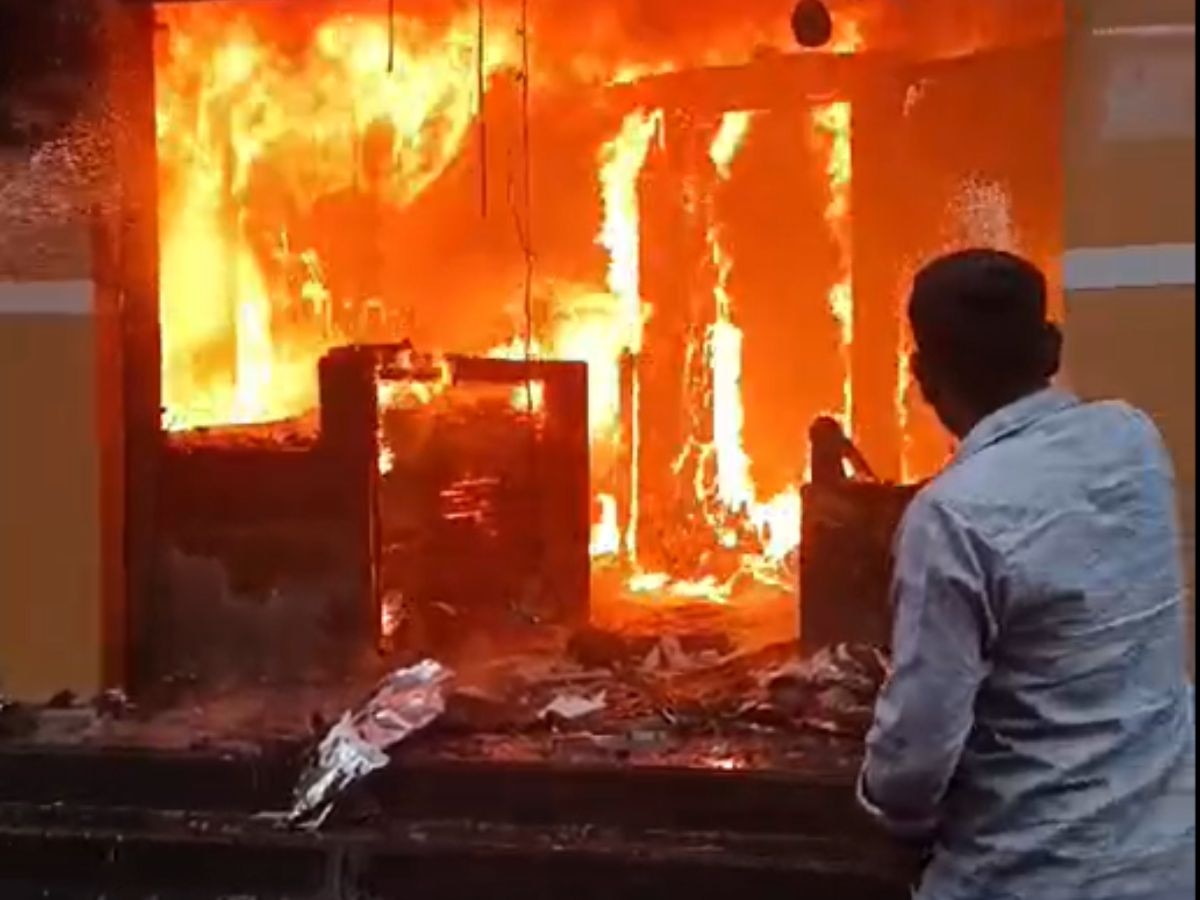 Kota Fire News:कोटा कोचिंग के हॉस्टल में लगी आग,बचने के लिए तीसरी मंजिल से कूदा छात्र 