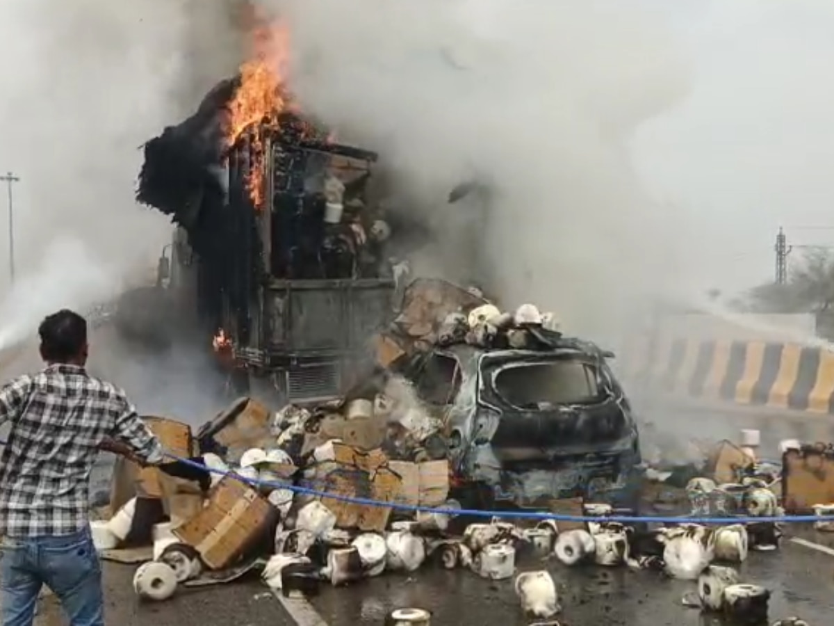 Road Accident: सीकर में ट्रक और कार की टक्कर के बाद लगी आग, सालासर बालाजी से हिसार आ रहे 7 लोगों की मौत 