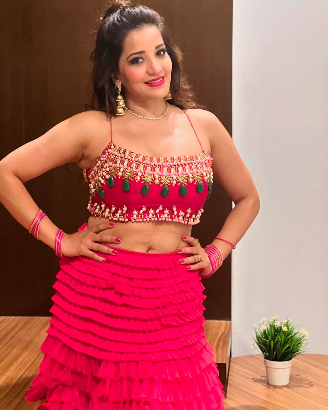 मोनालिसा का शानदार लुक