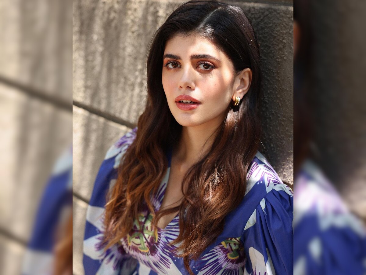 actress sanjana sanghi poses in floral dress see photos | फ्लोरल ड्रेस ...