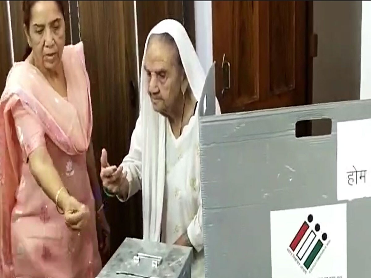 Lok Sabha Election 2024 : वोटर के घर पहुंचा मतदान दल, भीलवाड़ा में 90 साल ​की वृद्धा मुमताज बेगम ने घर से दिया वोट