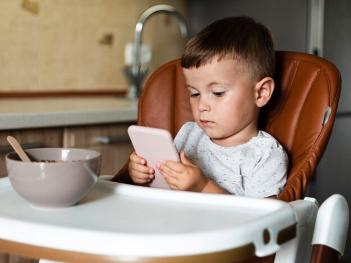 बच्‍चे को मोबाइल दिखाकर खाना खिलाते हैं आप, हो सकता है ये 4 गंभीर नुकसान