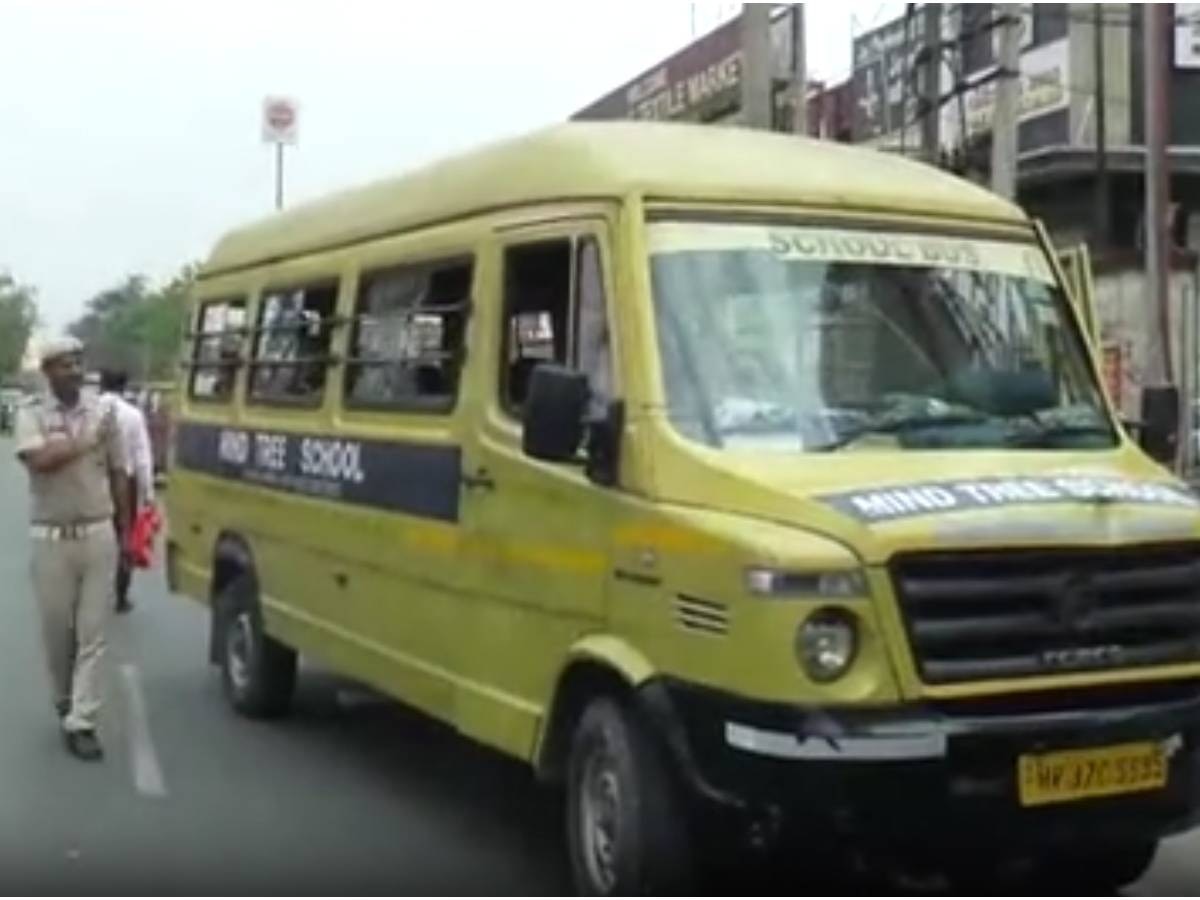 Ambala News: स्कूलों पर प्रशासन का एक्शन, बसों को रास्ते मे रोककर काटा चालान