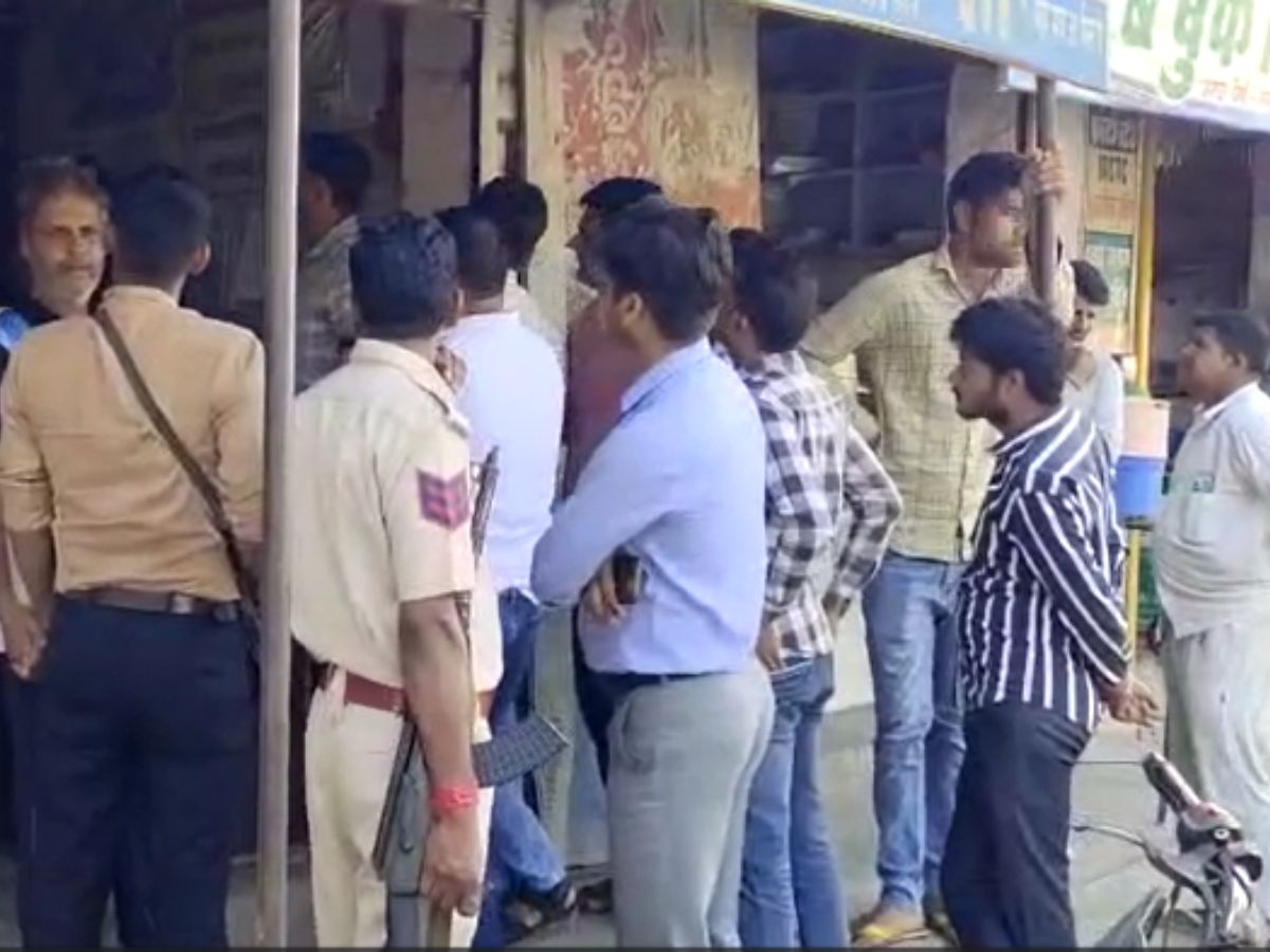 Sadulpur: फर्जी डिग्री मामले में सादुलपुर में SOG ने दी दबिश, OPJS यूनिवर्सिटी के गिरफ्तार दलाल के साथ ली तलाशी Sadulpur: फर्जी डिग्री मामले में सादुलपुर में SOG ने दी दबिश, OPJS यूनिवर्सिटी के गिरफ्तार दलाल के साथ ली तलाशी