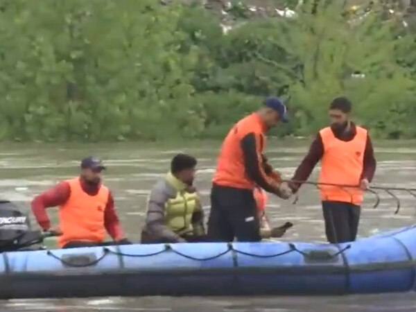 Srinagar Jhelum Boat: झेलम में नाव डूबने से चार लोगों की मौत, कई लापता; स्कूल के बच्चे भी थे सवार