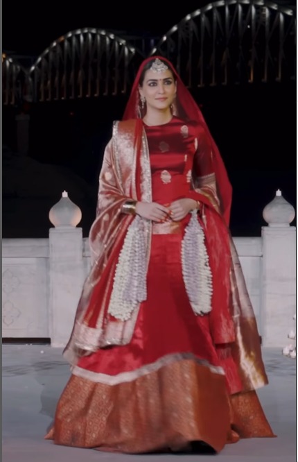 बनारसी लहंगे में कृति सेनन