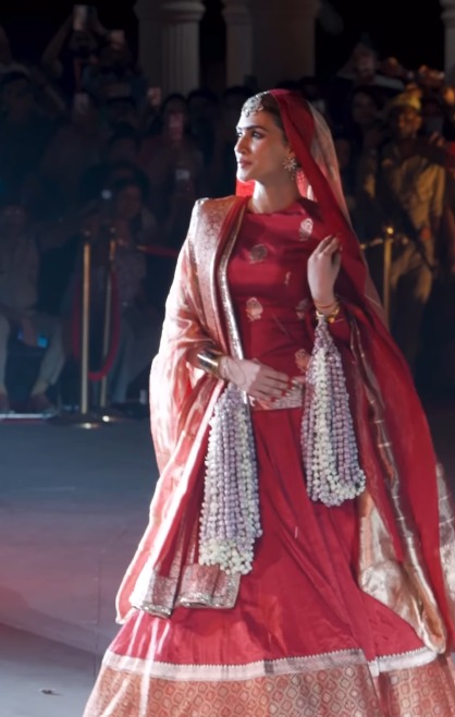 मनीष मल्होत्रा ने रैंप पर उतारा कृति सेनन-रणवीर सिंह को