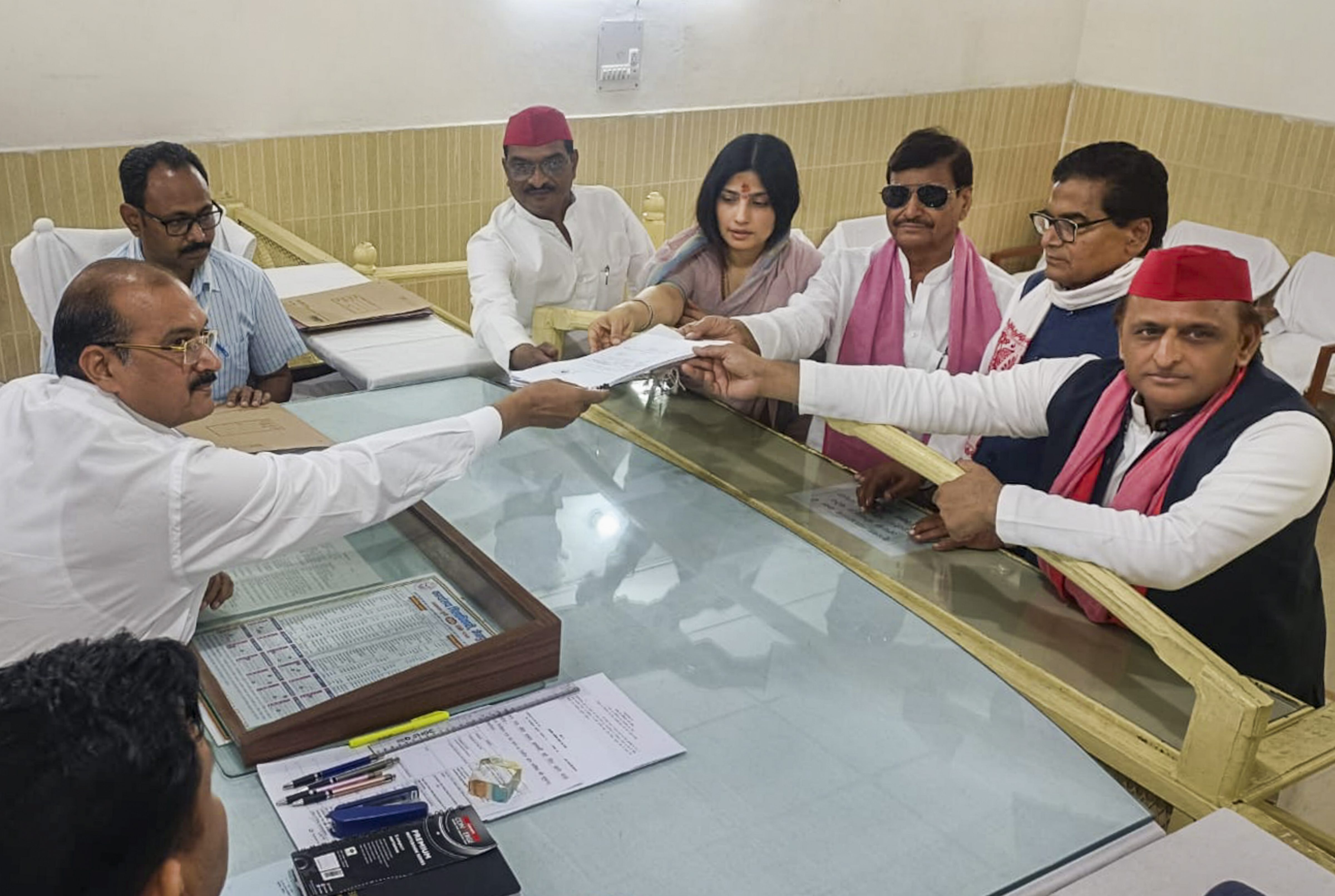 Mainpuri Lok Sabha Seat: सपा उम्मीदवार डिंपल यादव ने मैनपुरी सीट से दाखिल किया नामांकन; अखिलेश समेत ये नेता रहे मौजूद Mainpuri Lok Sabha Seat: सपा उम्मीदवार डिंपल यादव ने मैनपुरी सीट से दाखिल किया नामांकन; अखिलेश समेत ये नेता रहे मौजूद