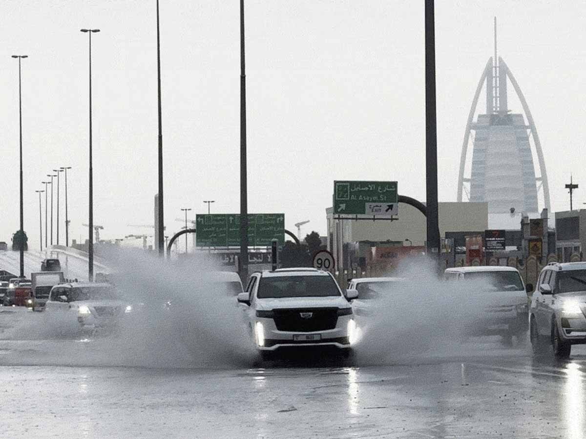 Video: दुबई में एक दिन में एक साल से ज्यादा हुई बारिश; एयरपोर्ट और सड़कें डूबीं