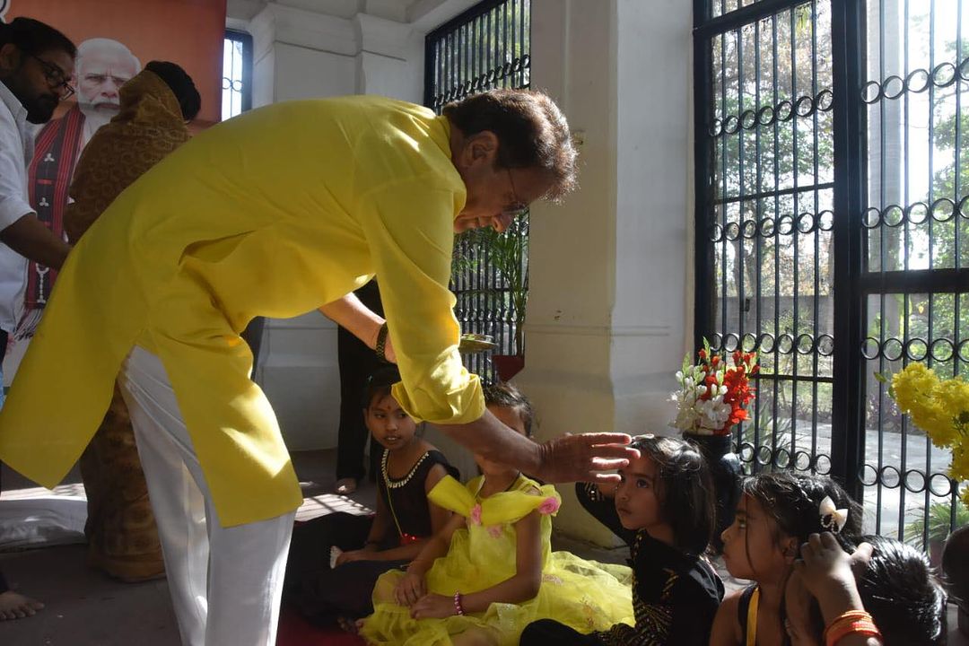 तिलक लगाते आए नजर