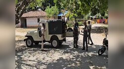 Jharkhand News: PLFI नक्सलियों को पुलिस ने हथियार के साथ किया गिरफ्तार