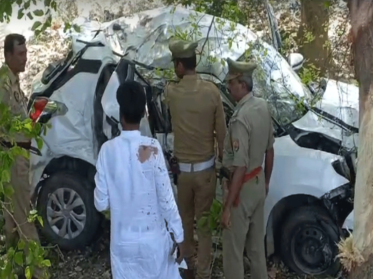 UP: बाराबंकी में भीषण सड़क हादसा, बेकाबू होकर पेड़ से टकारई कार; तीन लोगों की मौके पर मौत