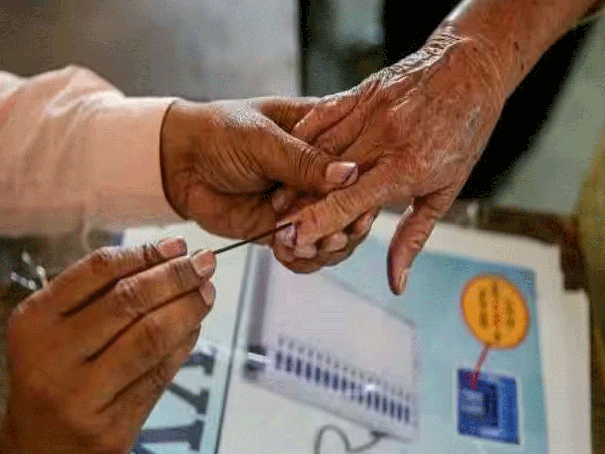 Aam Chunav 2024: वोटर ID कार्ड के बिना इन 12 दस्तावेजों के साथ कर सकेंगे मतदान, जानें पहले चरण की वोटिंग से जुड़ी कुछ जरूरी बातें Aam Chunav 2024: वोटर ID कार्ड के बिना इन 12 दस्तावेजों के साथ कर सकेंगे मतदान, जानें पहले चरण की वोटिंग से जुड़ी कुछ जरूरी बातें