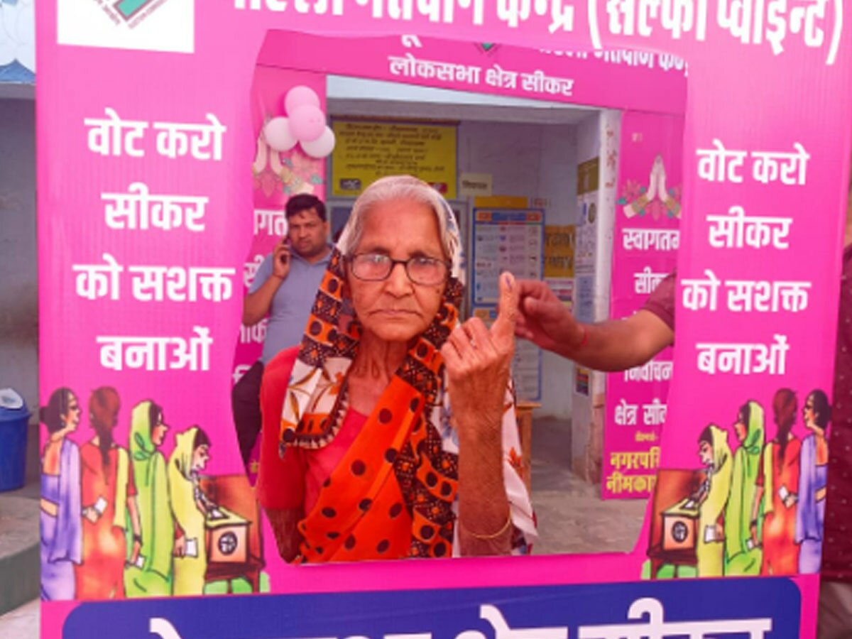 बुजुर्ग महिला ने फोटो ली