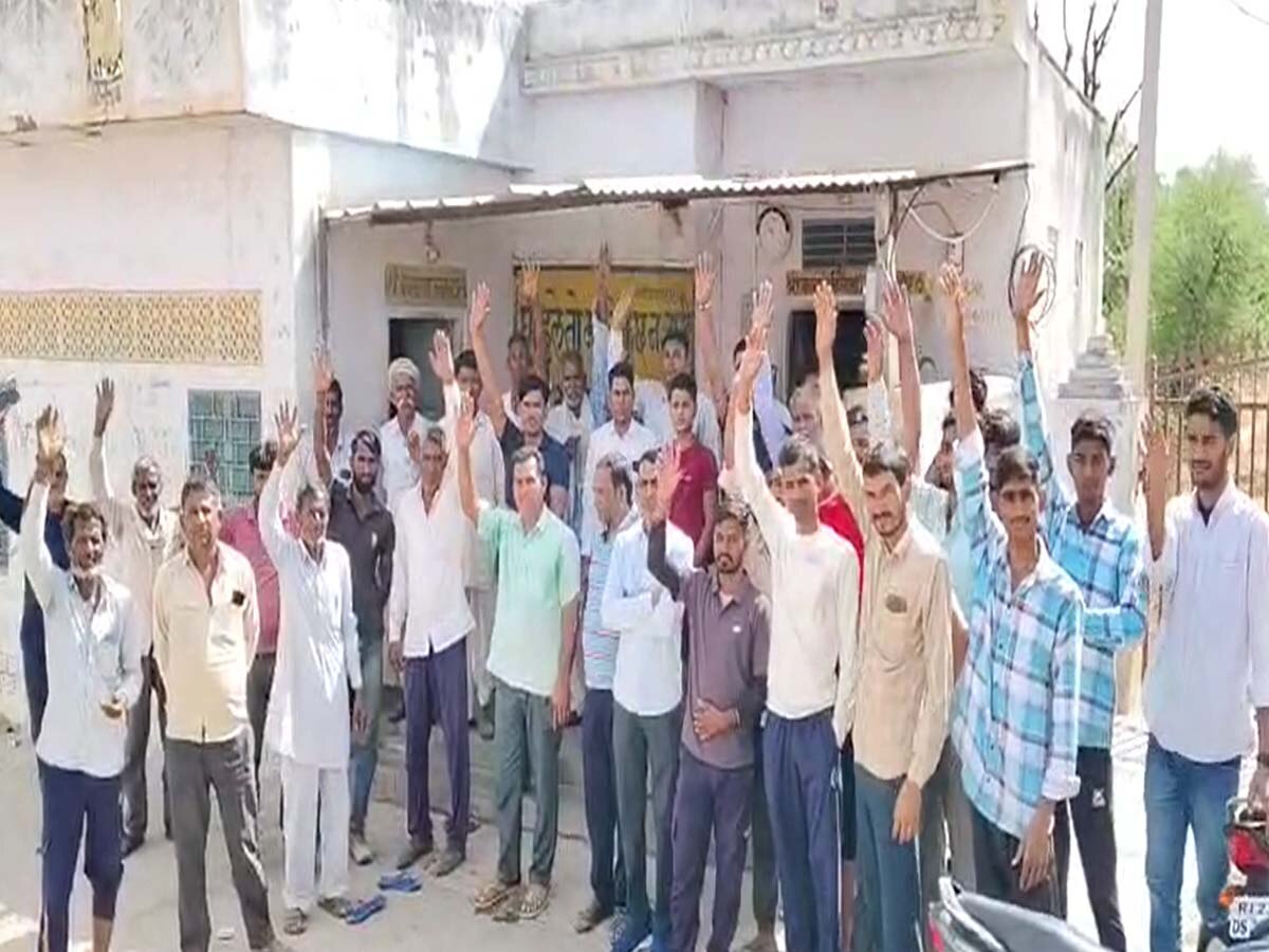 खरियावास गांव बूथ संख्या 114 पर ग्रामीणों ने वोटिंग का किया बहिष्कार.