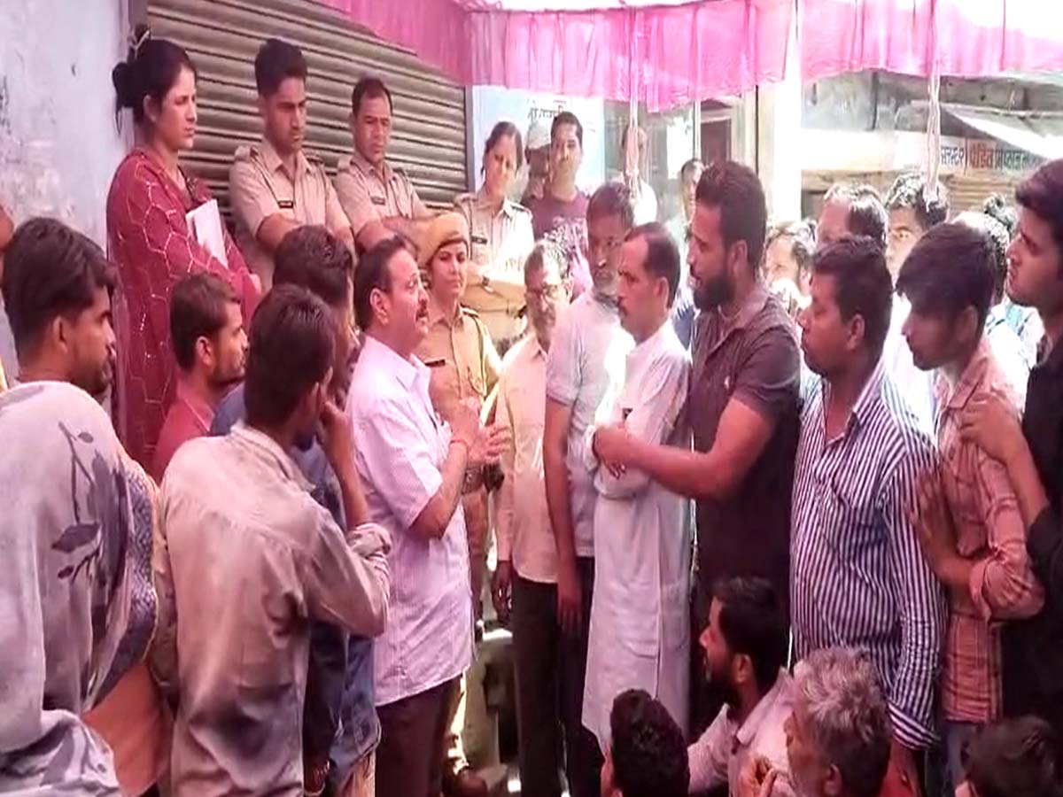 Jaipur News: चौमूं के कालाडेरा में पानी की समस्या को लेकर हंगामा,धरने पर बैठी आक्रोशित महिलाएं Jaipur News: चौमूं के कालाडेरा में पानी की समस्या को लेकर हंगामा,धरने पर बैठी आक्रोशित महिलाएं