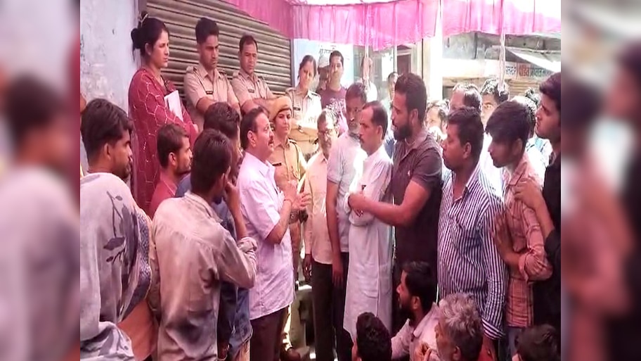 Jaipur News: चौमूं के कालाडेरा में पानी की समस्या को लेकर हंगामा,धरने पर बैठी आक्रोशित महिलाएं 