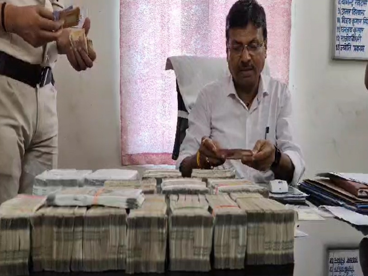 Katihar News: अवध असम एक्सप्रेस से 52 लाख रुपये बरामद, लोकसभा चुनाव में खर्च करने की थी तैयारी