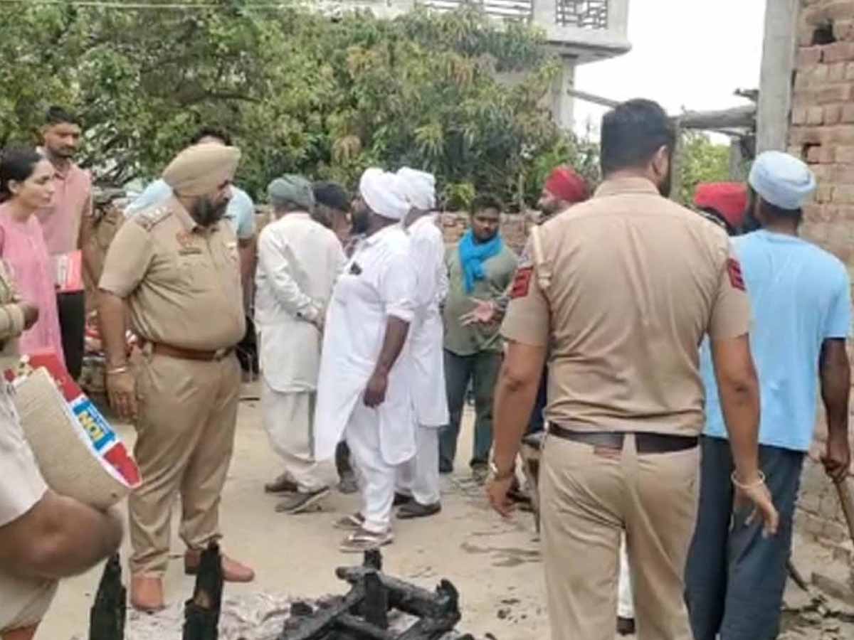 पंजाब: जुड़वा बच्चों वाली गर्भवती महिला को बेड से बांध कर आग लगाई पंजाब: जुड़वा बच्चों वाली गर्भवती महिला को बेड से बांध कर आग लगाई