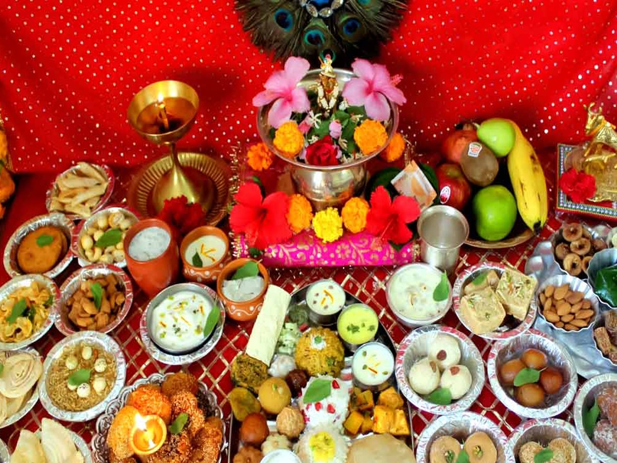 Bhog Ke Niyam: भगवान के सामने कितनी देर रखना चाहिए भोग? जान लें प्रसाद से जुड़े जरूरी नियम