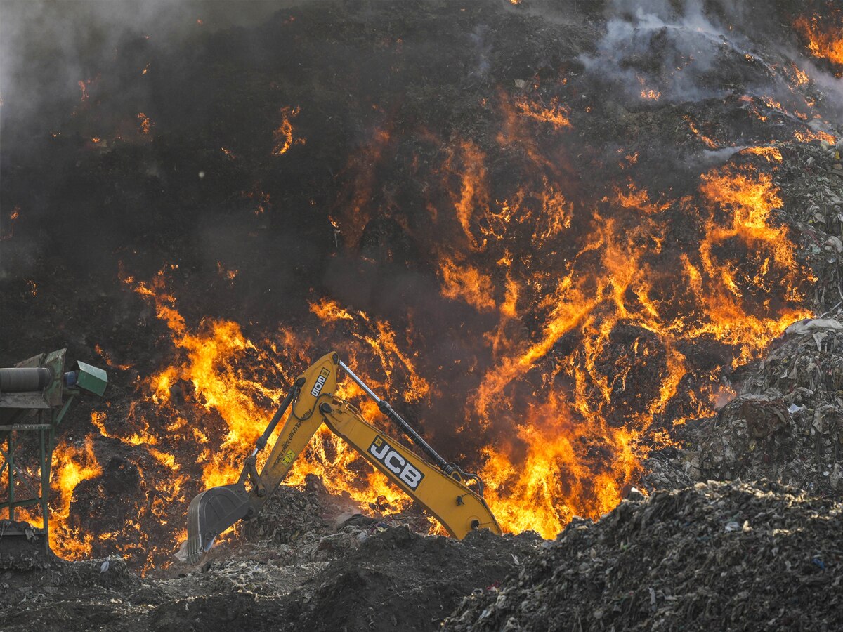 Ghazipur Landfill fire: चुनावी मौसम में दिल्ली में फैला 'राजनैतिक कूड़ा', कूड़े का 'पहाड़' दे रहा कुतुबमीनार को टक्कर