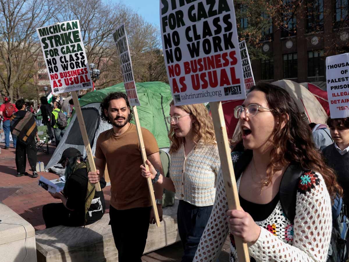 अमेरिका में इजराइल-हमास जंग के खिलाफ हल्ला बोल; छात्रों ने यूनिवर्सिटी में किया प्रदर्शन