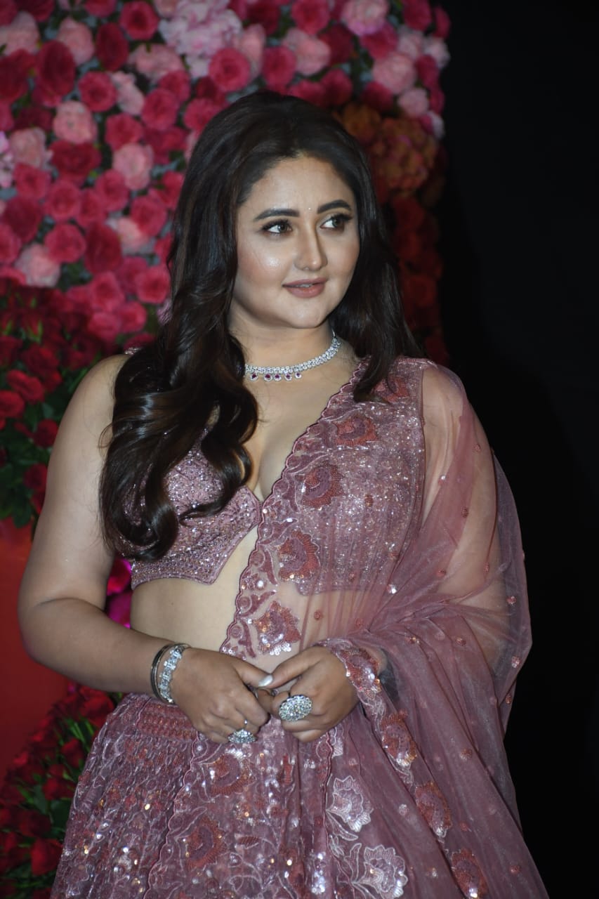 एक हुक वाली रश्मि देसाई की चोली