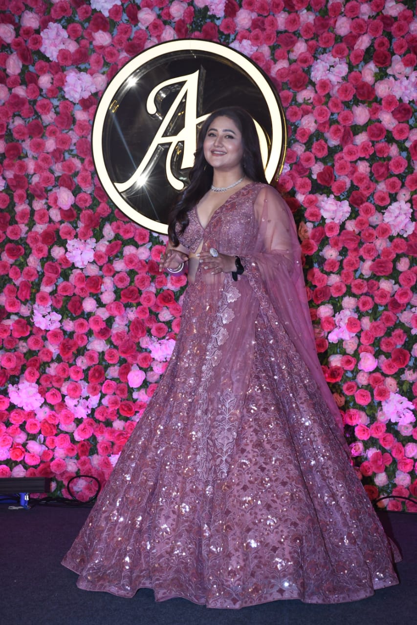 रश्मि देसाई के अलावा कौन कौन पहुंचा