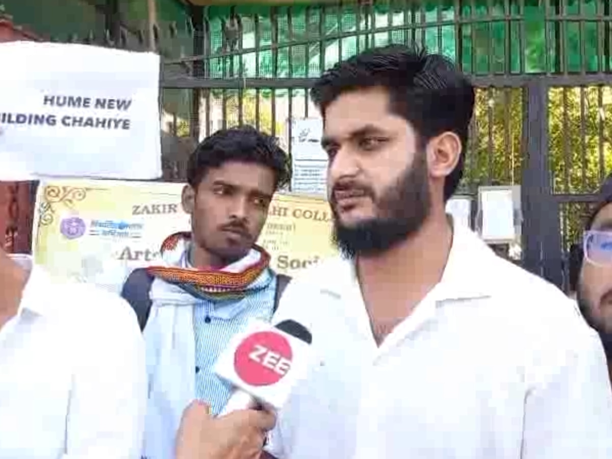 Delhi News: कॉलेज की खस्ता हालत से परेशान पढ़ाई छोड़ धरने और भूख हड़ताल पर बैठे DU के छात्र  