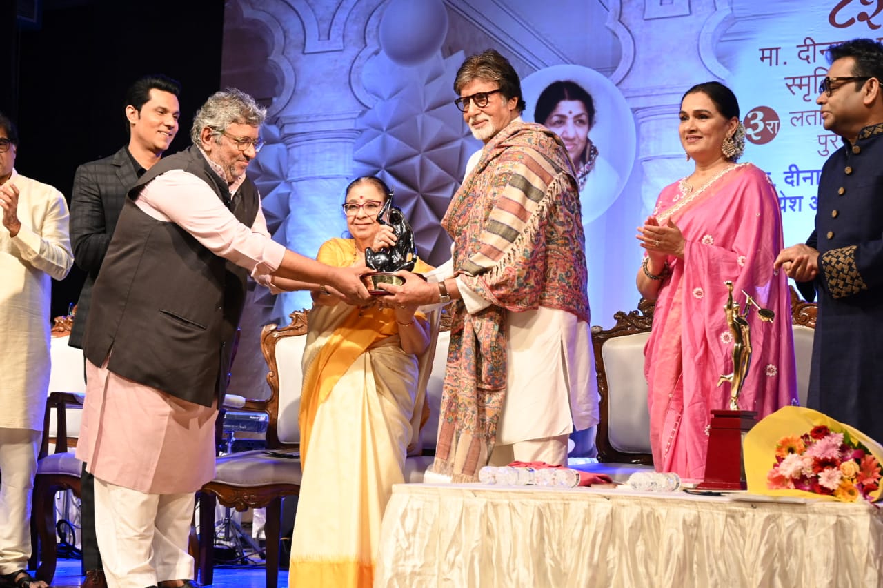 the voice of hind- 'लता दीनानाथ मंगेशकर अवॉर्ड' से नवाजे गए महानायक, अवॉर्ड पाकर खुशी में बोले बिग बी