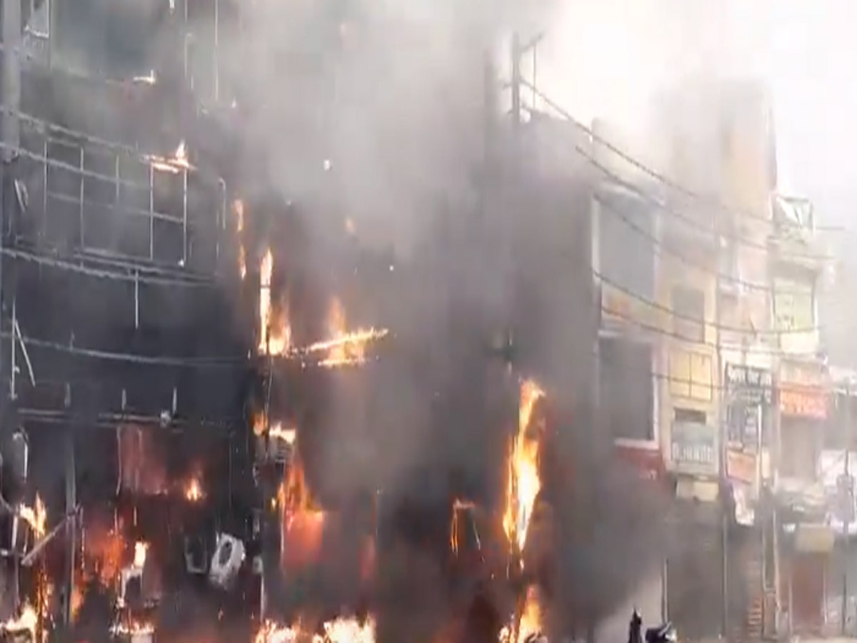 Patna Junction Fire: पटना जंक्शन के सामने होटल में लगी आग, सामने आई भयावह तस्वीरें